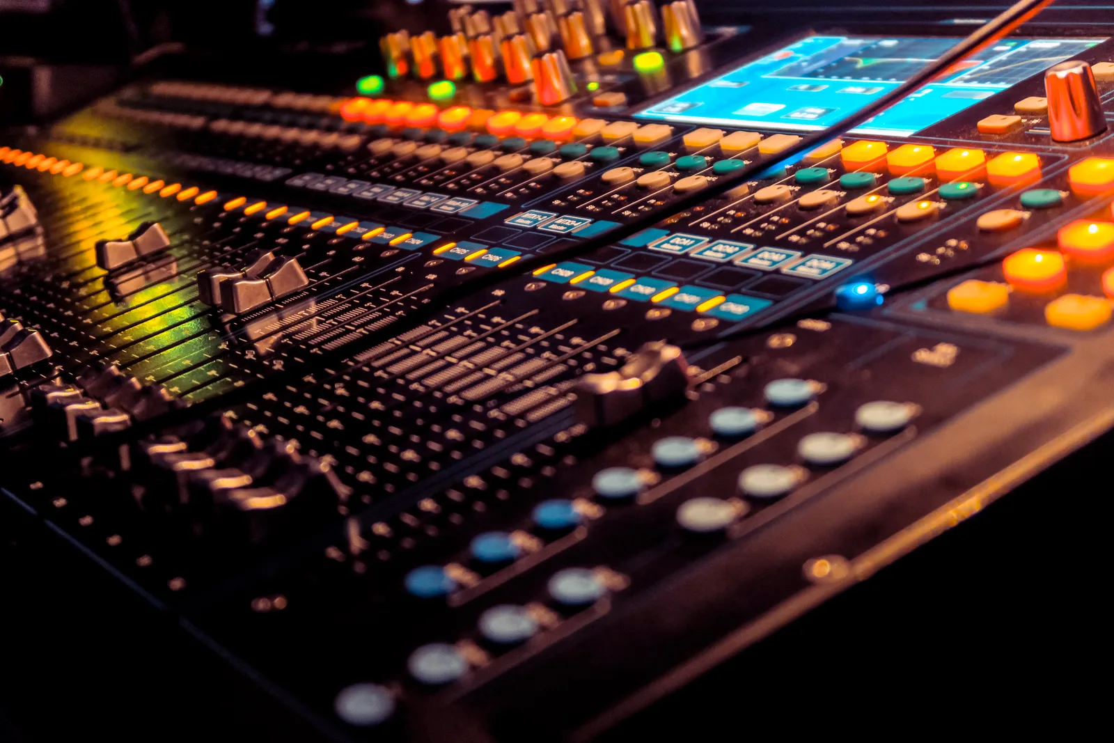Audio mikseta sa svijetlećim tipkama